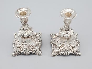 LJUSSTAKAR, ett par, silver, importstämplade, omkring 1900-talets mitt.