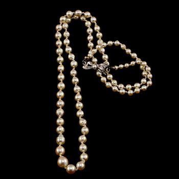 COLLIER, odlade pärlor med lås i silver.