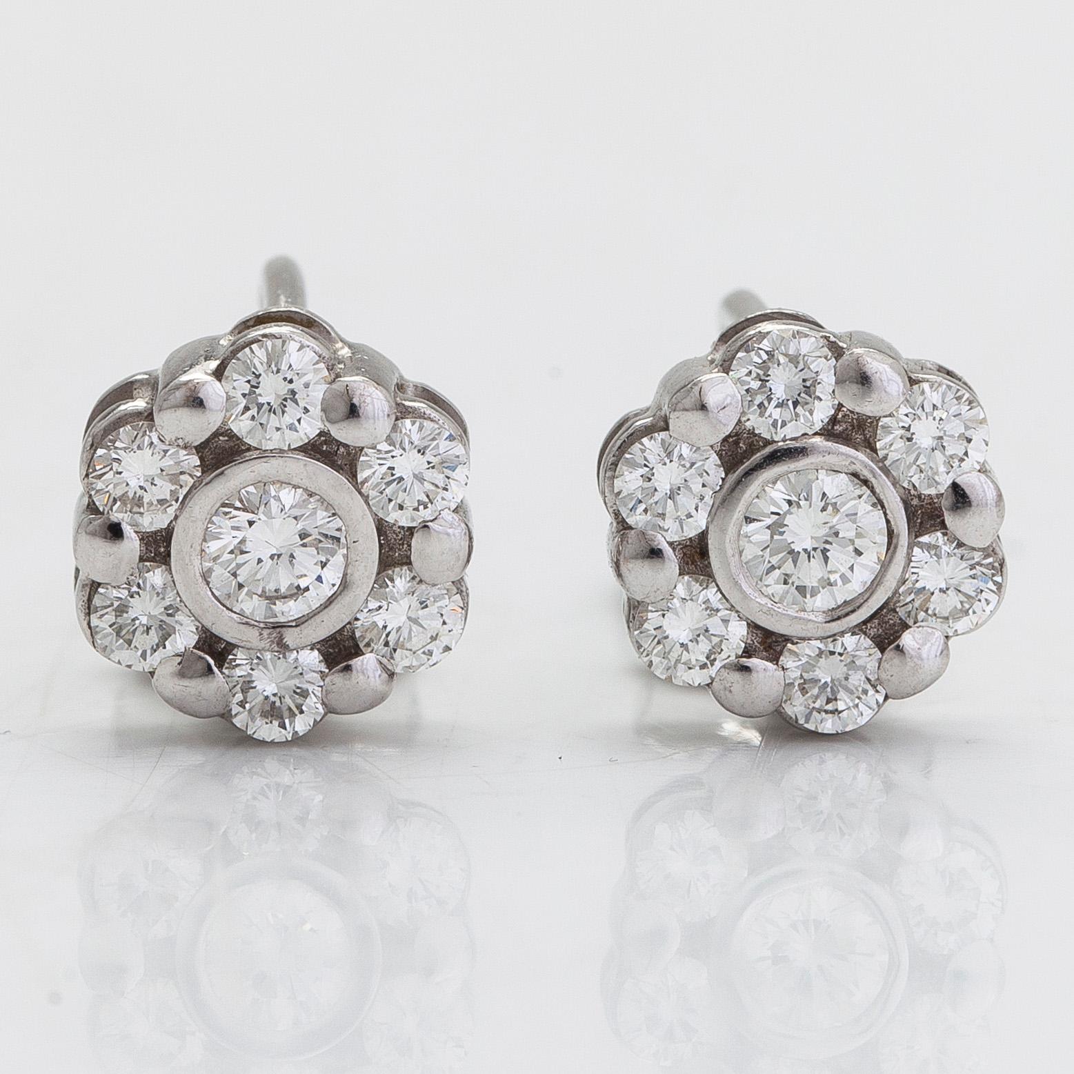 Korvakorut, 18K valkokultaa, timantteja yhteensä noin 0.64 ct.