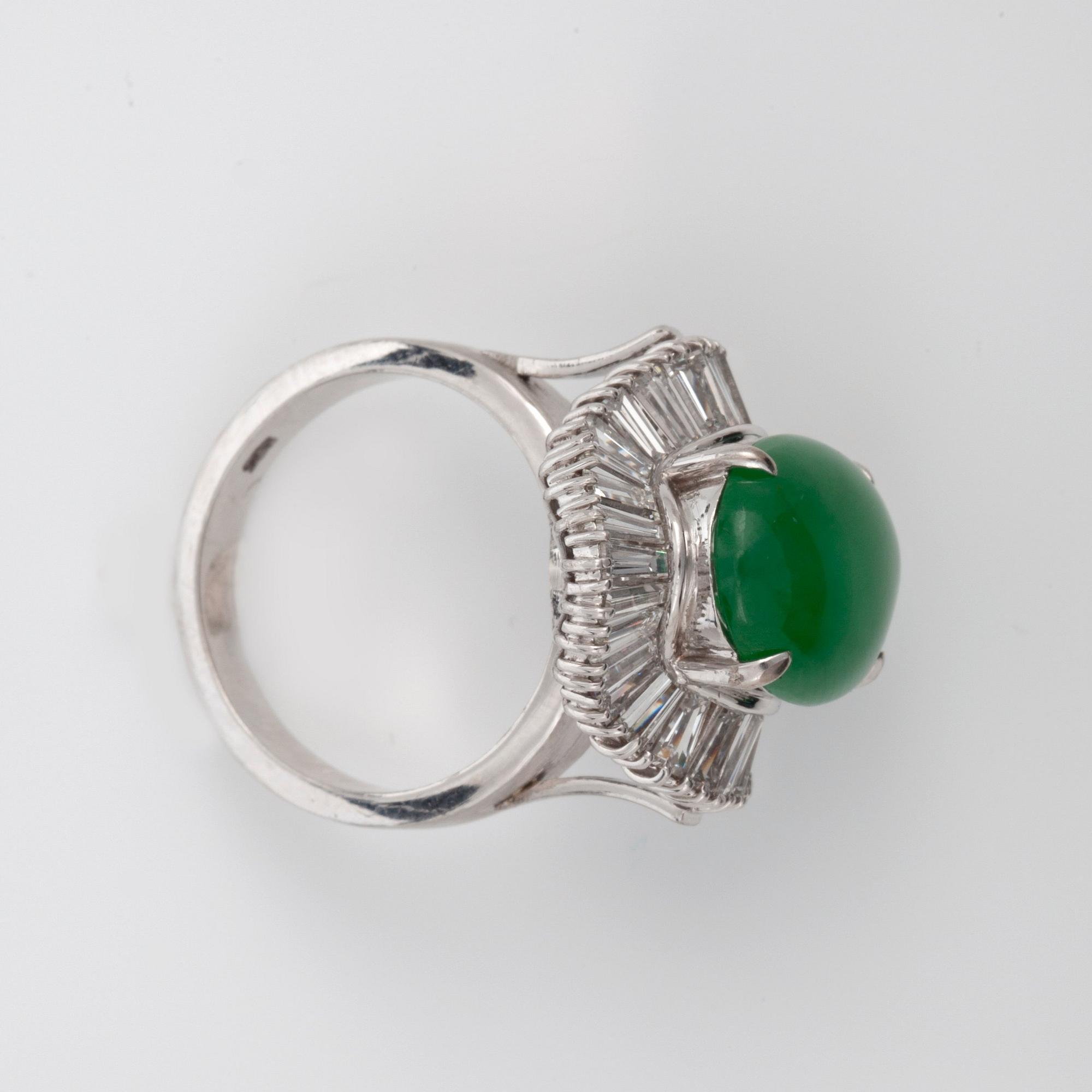 RING med obehandlad jadeit 5.80 ct samt trapetsslipade diamanter totalt ca 3.50 ct.