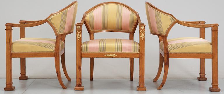 SALONGSGRUPP, åtta delar, bestående av sex karmstolar, en soffa och ett bord. Karl Johan, 1800-talets första hälft.