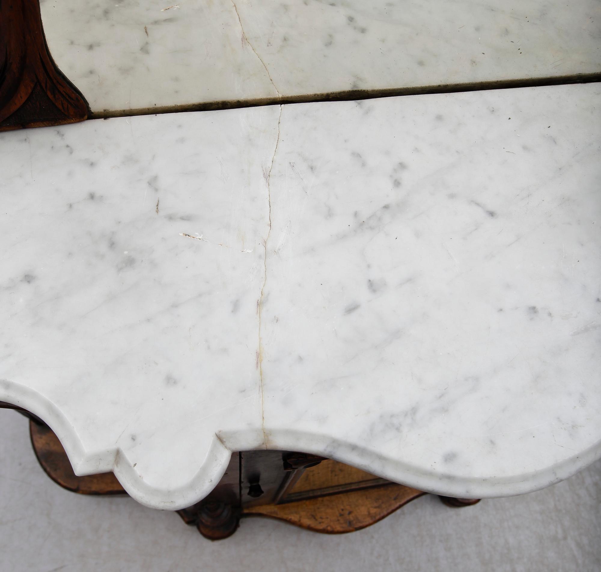 SPEGELSKÄNK, England, 1800-talets andra hälft.