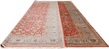 A part silk Sarouk carpet, approx. 530 x 365 cm.