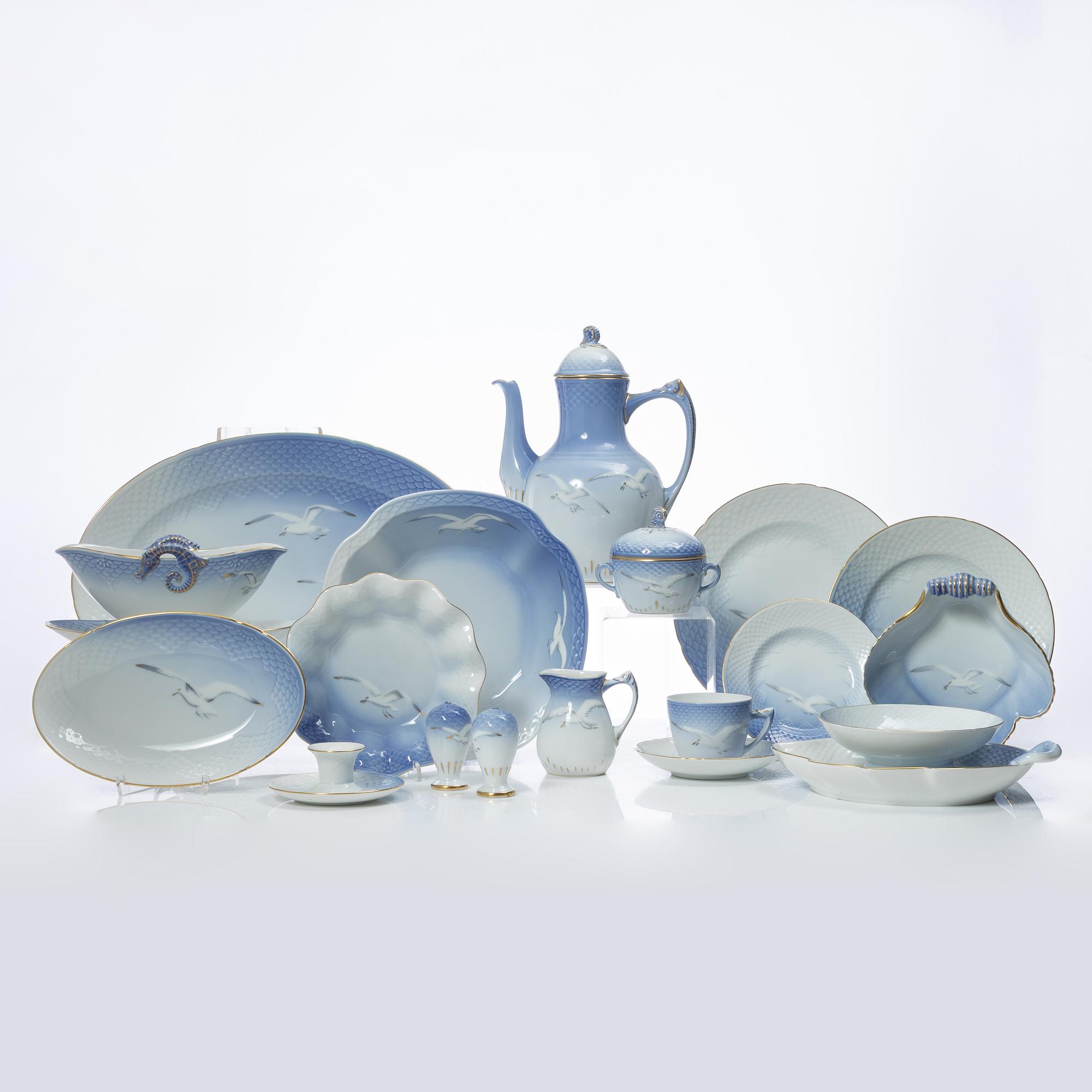 A 62 piece "Måsen" service, Bing & Grøndahl.