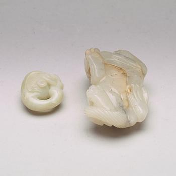 FIGURINER, två stycken, nefrit. Troligen sen Qing dynasti (1644-1912).