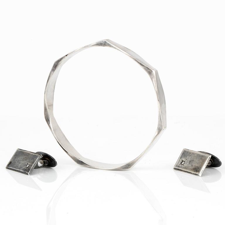 ARMRING samt MANSCHETTKNAPPAR, ett par, silver med vita pastestenar.