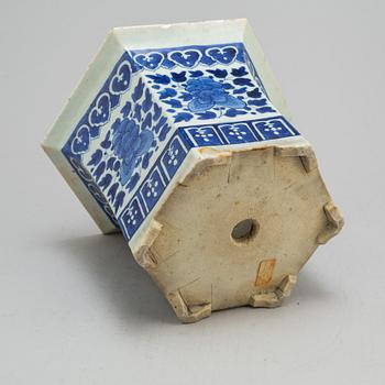 A blue and white flower pot, Qing dynasty, 19th century.