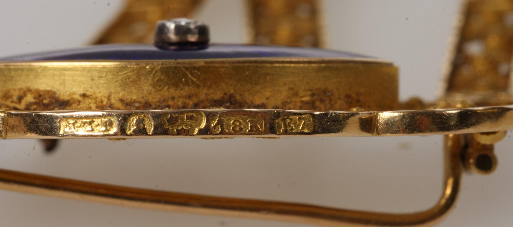 BROSCH, guld, 18k, emalj samt diamant, Stockholm, 1907. Vikt 12 gram.