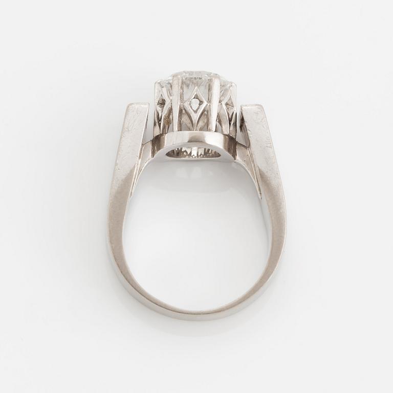 An 18K white gold ring set with a round brilliant-cut diamond weight ca 1.70 cts quality ca F si.