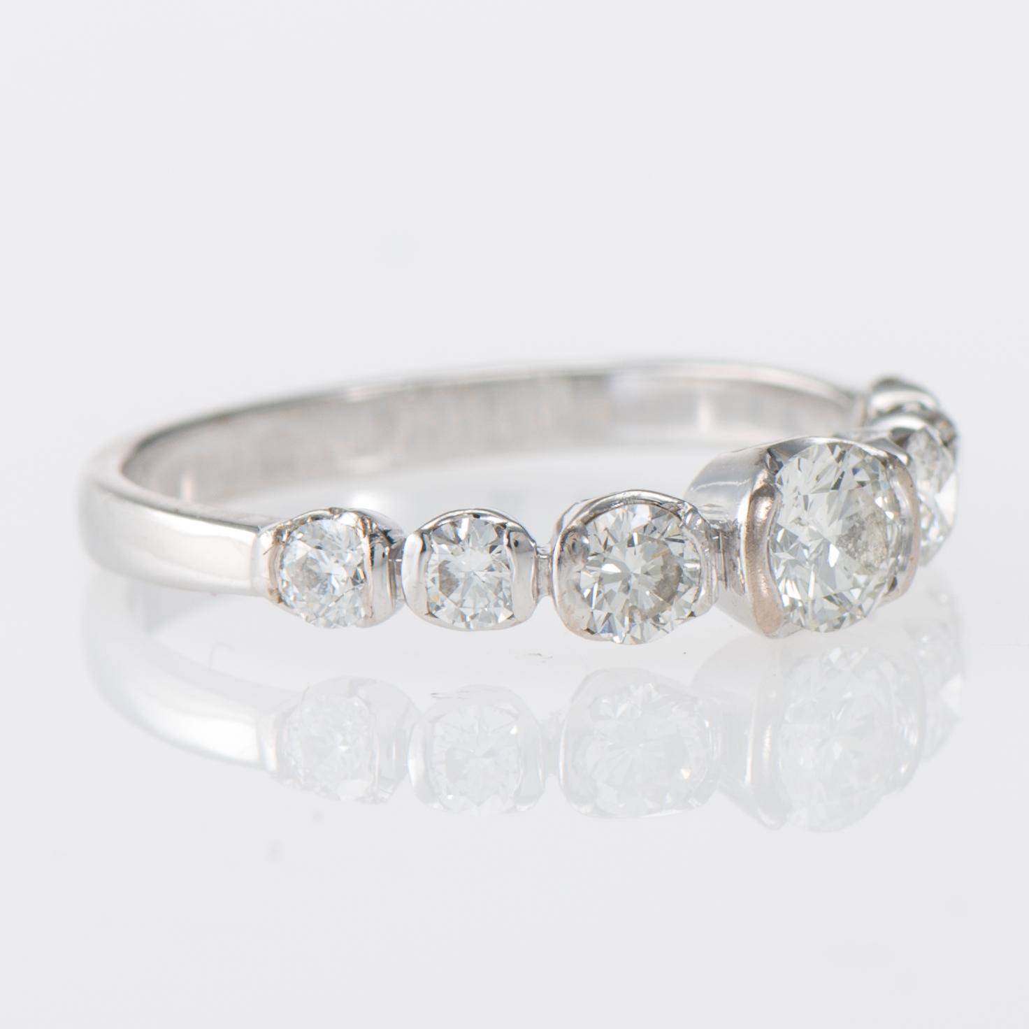 RING, 18K vitguld, briljantslipade diamanter. Manu-Koru, Helsingfors. Vikt ca 2,4 g.