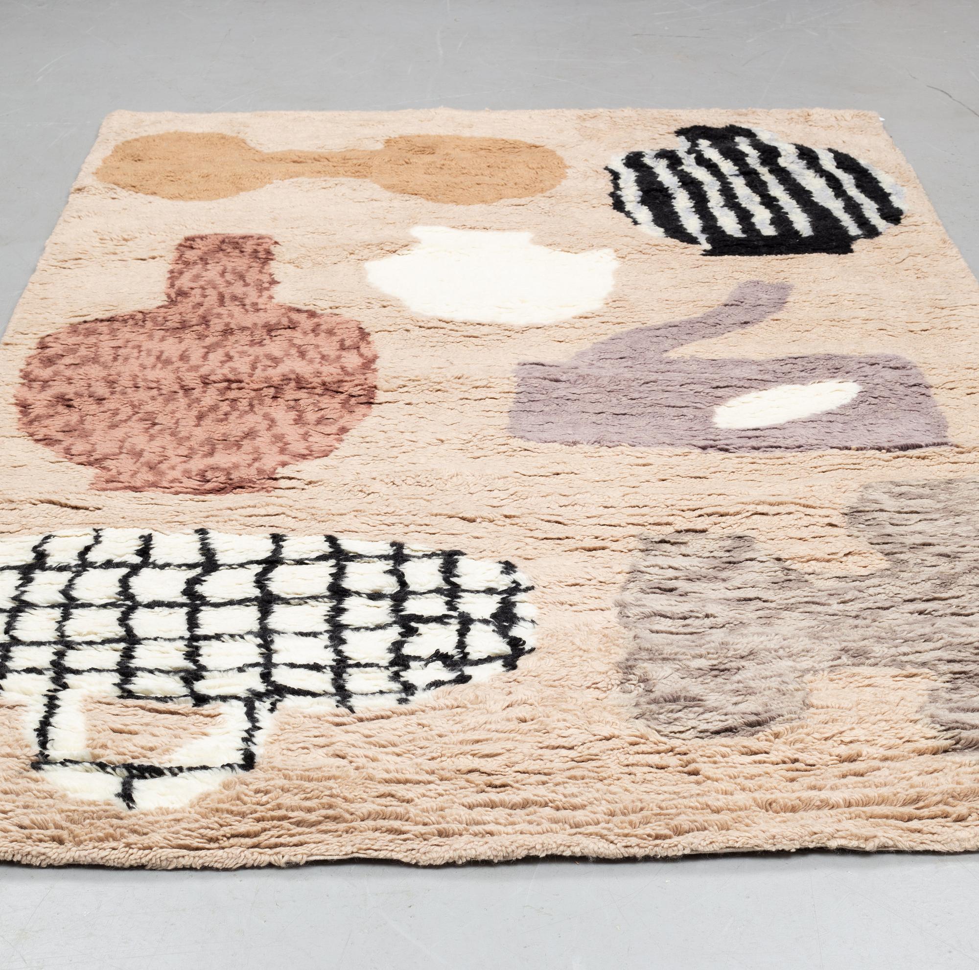 Matta, "Picnic", Layered, ca 270 x 180 cm.