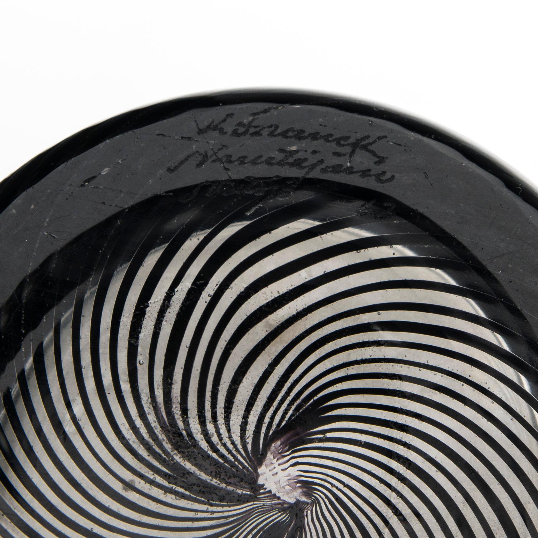 KAJ FRANCK, FLASKA OCH FYRA POKALER. Sign. K. Franck, Nuutajärvi Notsjö -63/64.