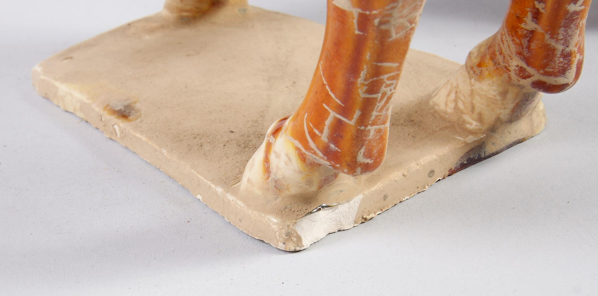 FIGURINER, 2 st snarlika, porslin, 1900-tal, Kina.