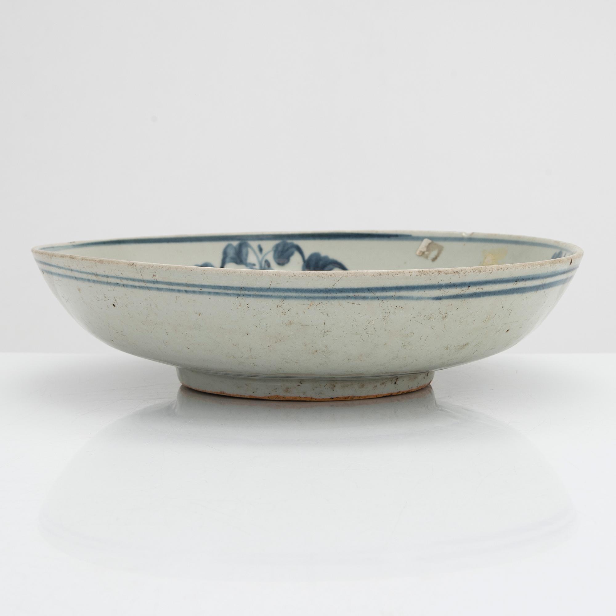 A blue and white Swatow dish, Ming dynasty (1368-1644).