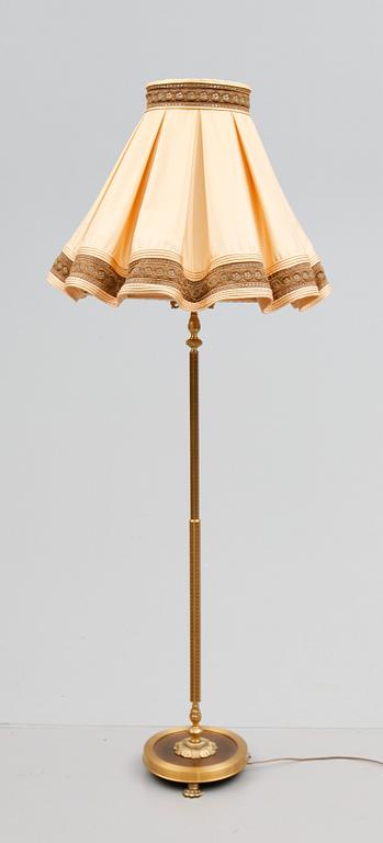 GOLVLAMPA, mässing, rokokostil, 1900-talets andra hälft.