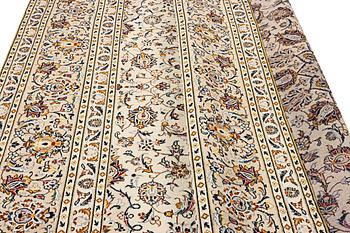 A Kashan carpet, c. 345 x 242 cm.