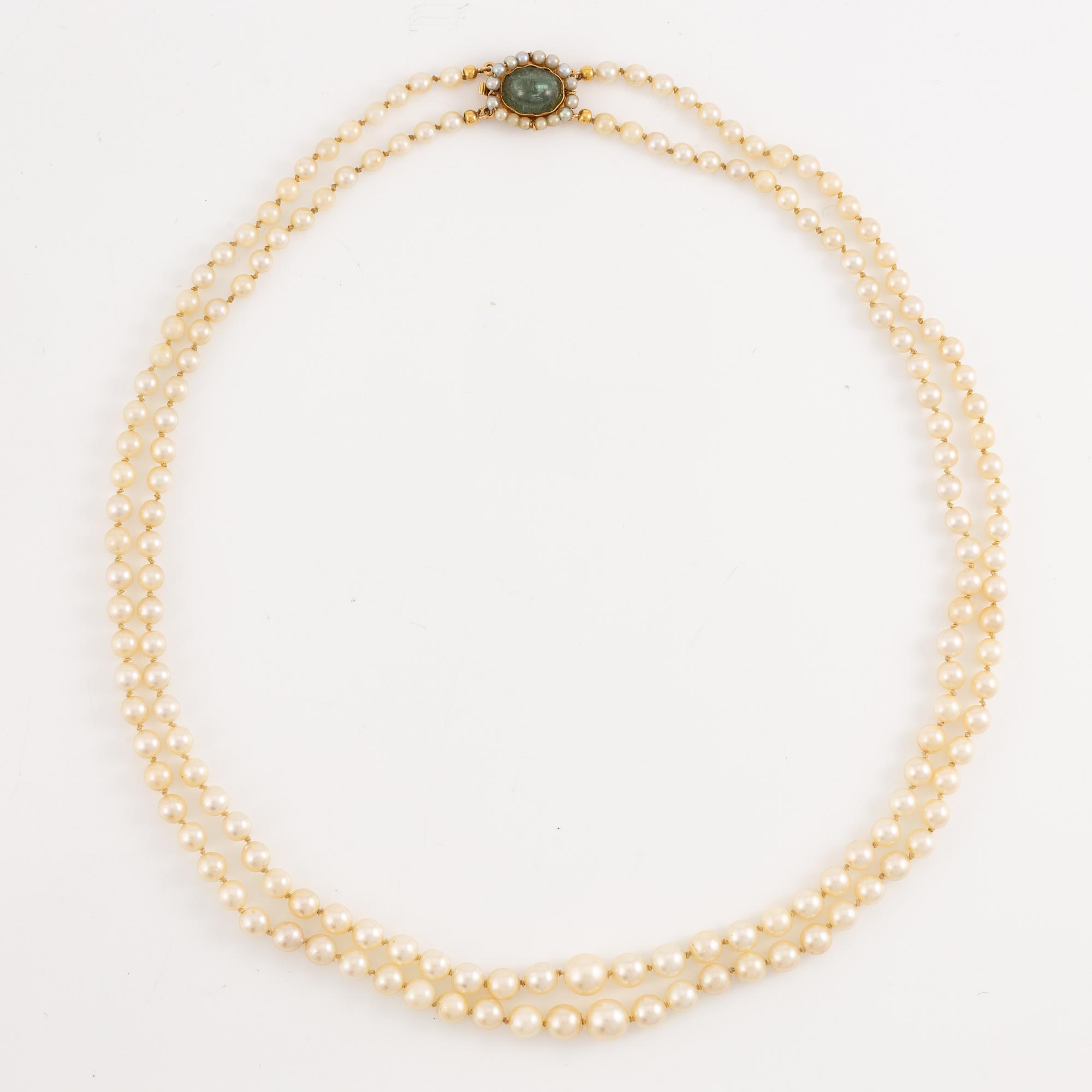 Pärlcollier, tvåradigt med doserade odlade pärlor, lås 18K guld med cabochonslipad grön turmalin och pärlor.