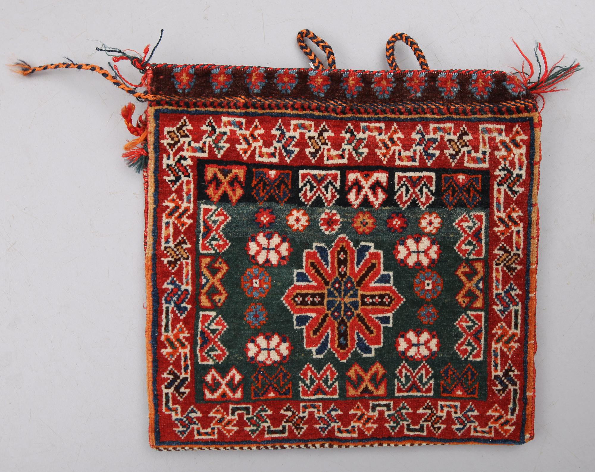 VÄSKA, orientalisk. Ca 27 x 27 cm.