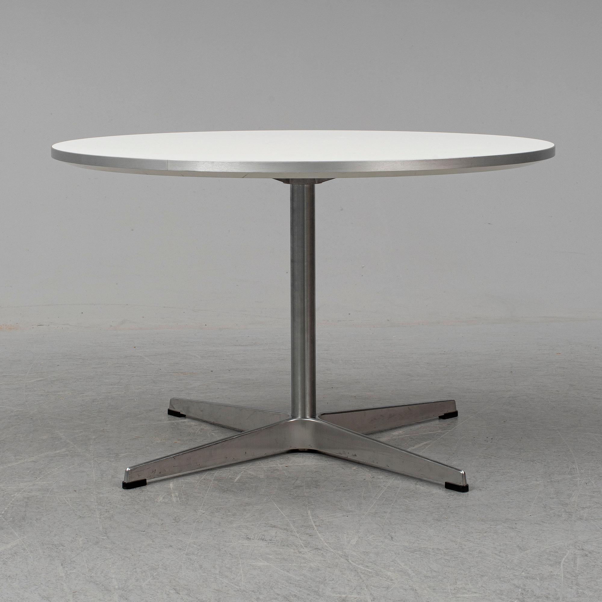 ARNE JACOBSEN, soffbord, för Fritz Hansen, 2000-tal.