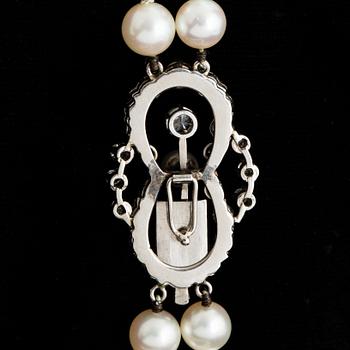 A TWO STRAND PEARL NECKLACE.