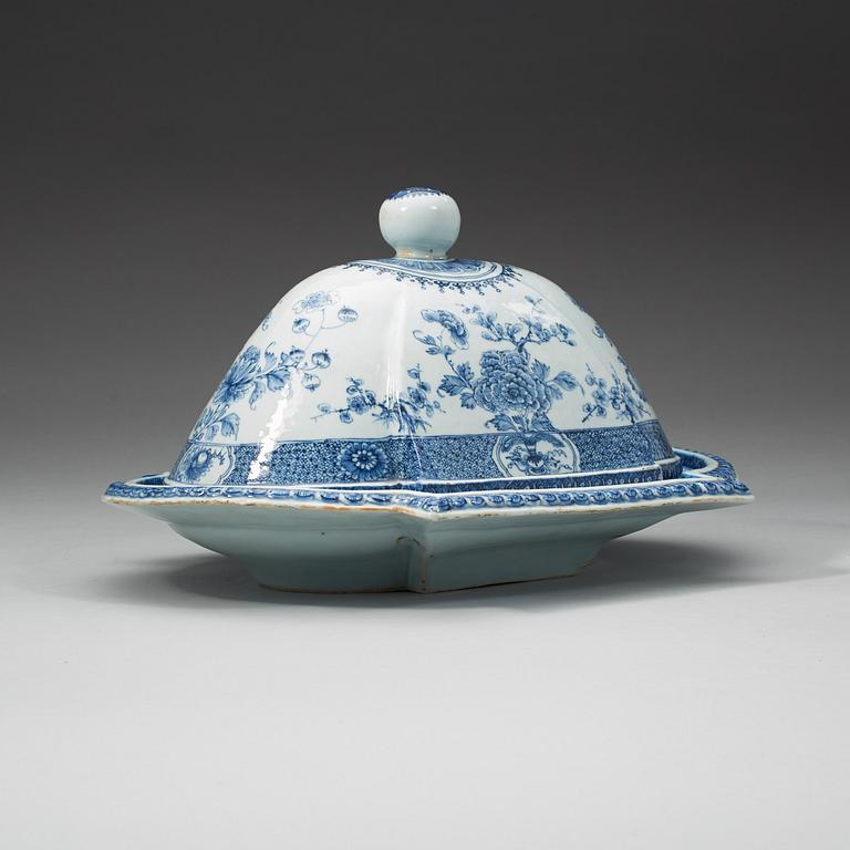 A blue and white dish with cover, Qing dynasty, Yongzheng (1723-35).