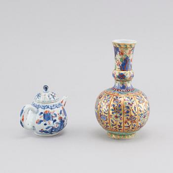 A porcelain tea pot and vase from China, 18th century.
