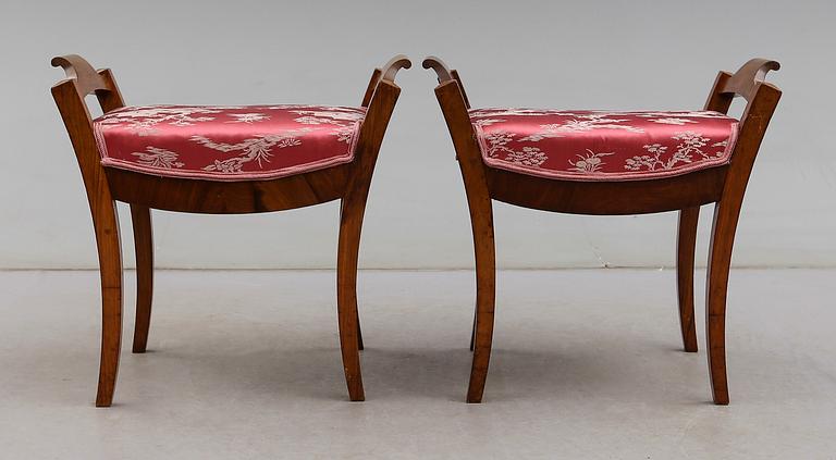 TABURETTER, 1 par, Karl Johan, 1800-talets mitt.