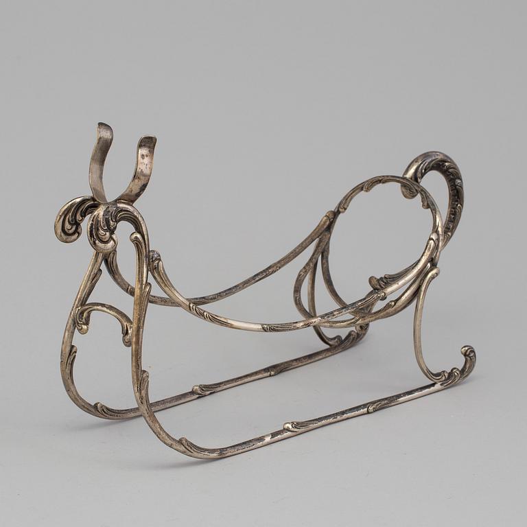 A PLATE BOTTLE STAND, 19th century.