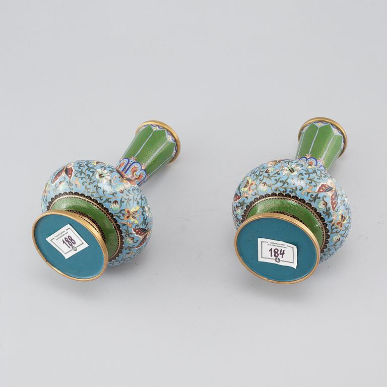 VASER, ett par, cloisonné, Kina, 1900-talets första hälft.