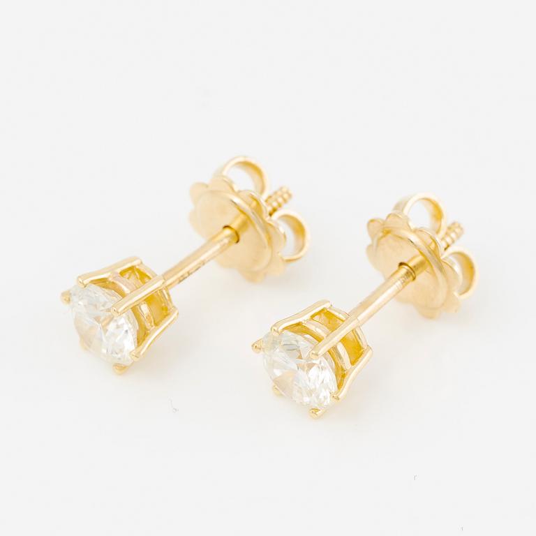 A pair of earrings in 18K gold set with two round brilliant-cut diamonds.