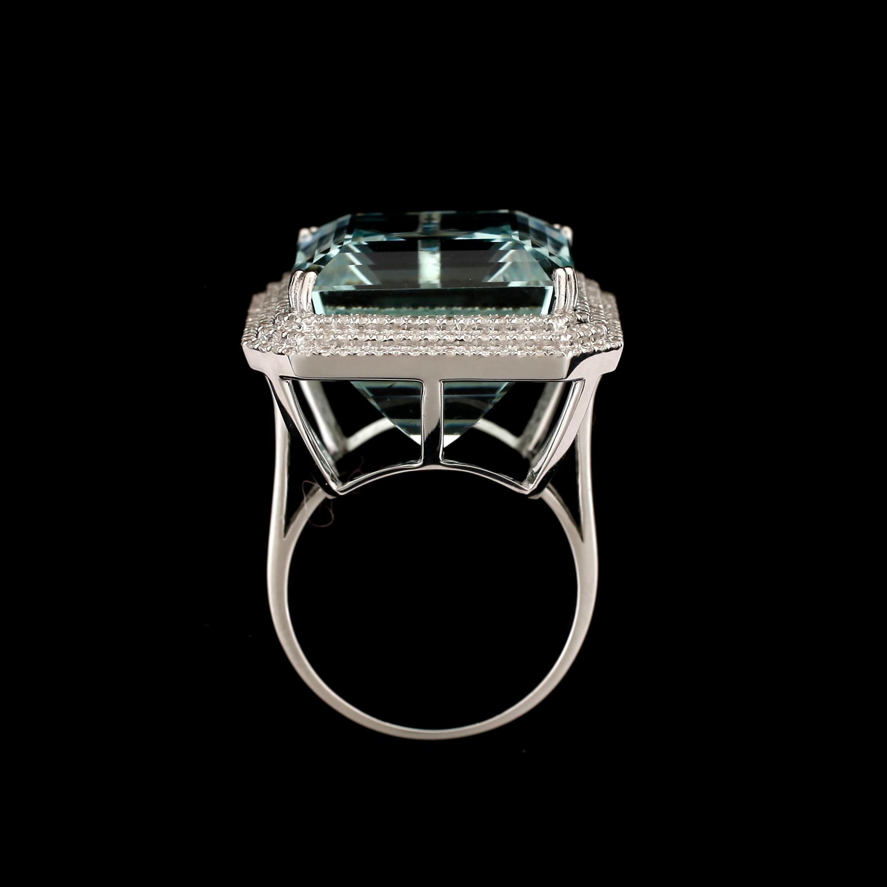 RING, 18k vitguld med akvamarin ca26ct och briljantslipade diamanter tot ca0,65ct.