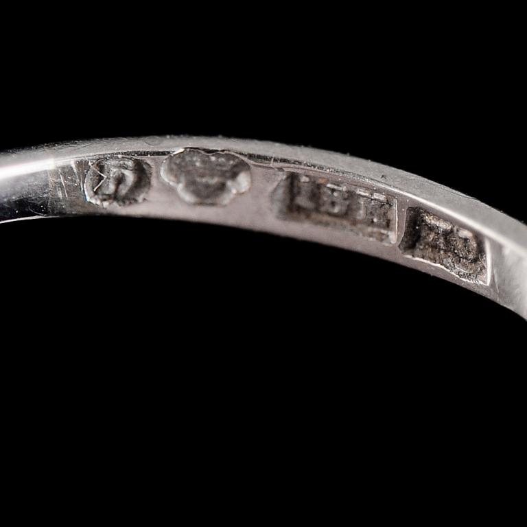 RING, 18 k, med 2 briljanter.