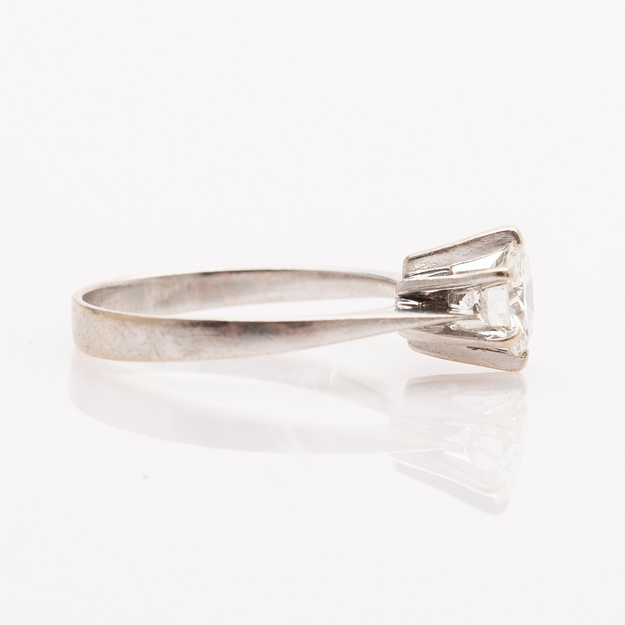Ring, 14K gold with brilliant-cut diamond.