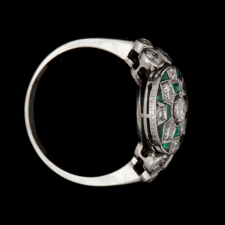 RING, Van Cleef & Arpels, Art Déco, nummer 28431, med briljantslipade diamanter samt smaragder.