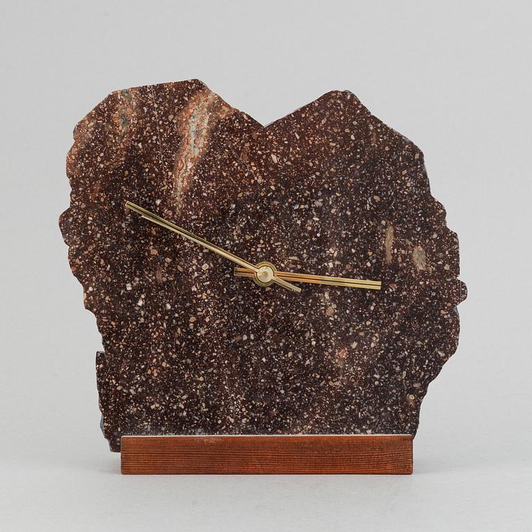 A porphyry mantle clock, salt cellar and cullflinks, 20th century.