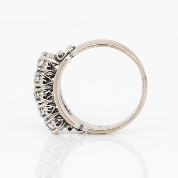 RING, 8K vitguld, med briljantslipade diamanter totalt ca 0,80 ct. Vikt ca 4g.