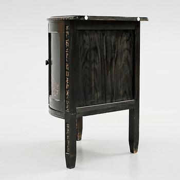 HÖRNSKÅP, kinesiserande stil,  1900-talets första hälft.