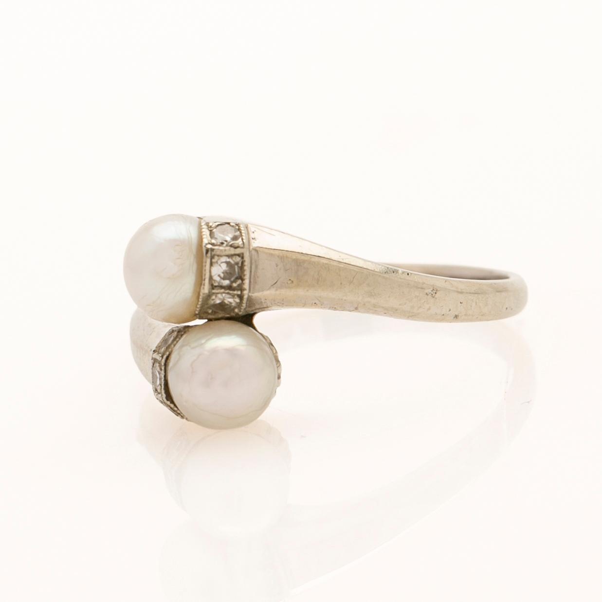 Ring in 18K gold with two pearls and brilliant-cut diamonds.