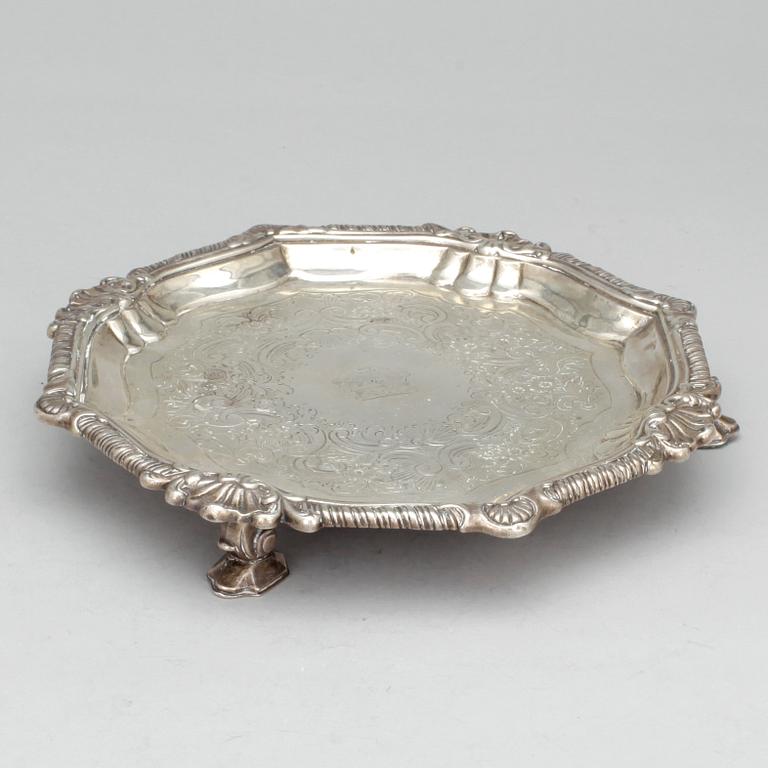 SALVER, silver, otydliga mästarstämplar, London, 1772. Vikt: ca 474 gram.