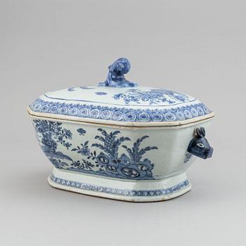 A blue and white tureen with cover, Qing dynasty, Qianlong (1736-95).