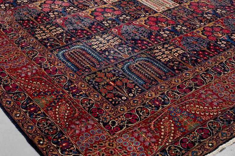 A carpet, an antique/a semi-antique Yezd, ca 557-562 x 366,5-370,5 cm.