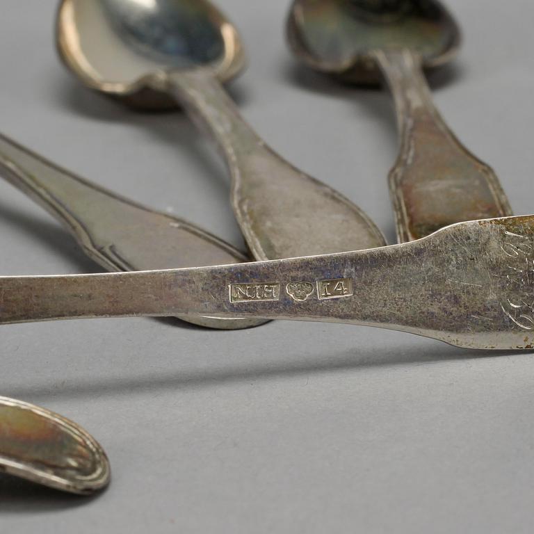 TESKEDAR, 12 st mycket snarlika, silver, mest Nils Johan Åström och Sundsvall 1830-40-tal. Tot ca 275 gram.