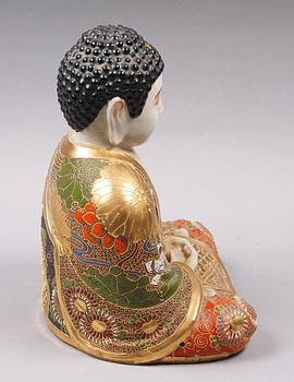 FIGURIN, porslin, Satsuma. Japan. 1900-talets andra hälft.