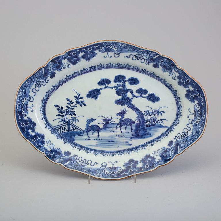 A blue and white export porcelain dish, Qing dynasty, Qianlong (1736-95).