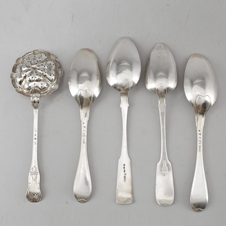 Parti silver, 5 delar, bär stämplar från bla St Petersburg, 1800-tal. Tot vikt ca 250 g.