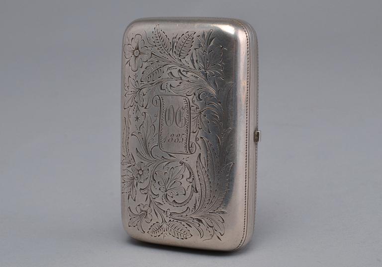 CIGARETTETUI, 84 silver. Henrik Lassas St Petersburg 1880 t. Vikt 129 g.
