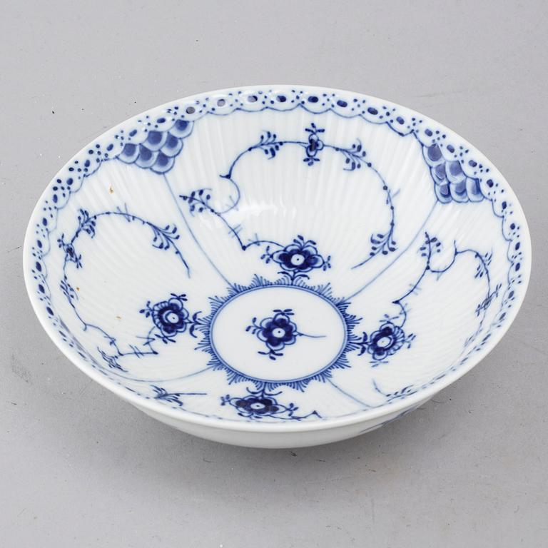 A porcelain tableware set of 69 pcs, "Musselmalet" by Royal Copenhagen, second half of the 20th century.