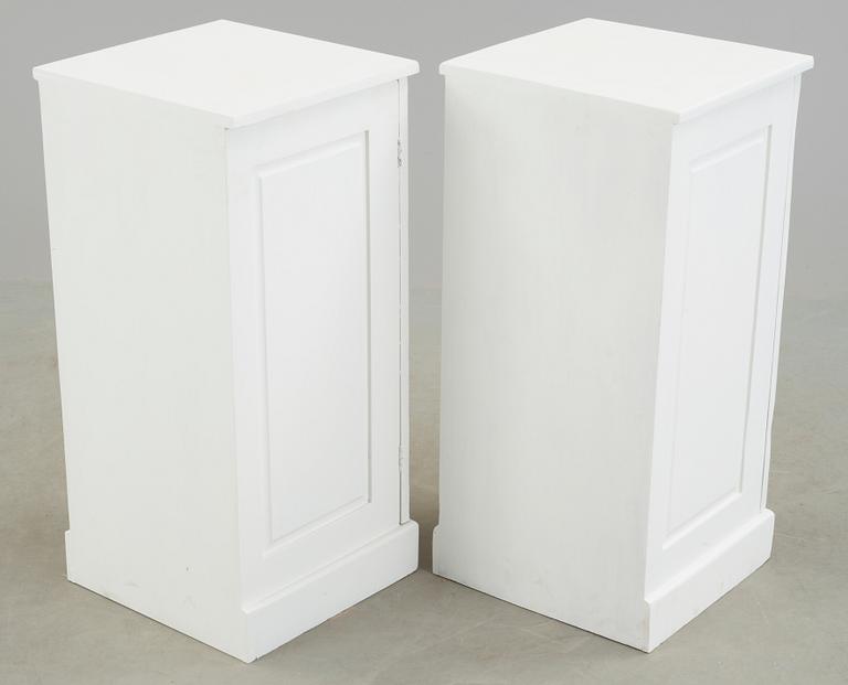 KOLONNSKÅP, ett par, 1900-talets första hälft.