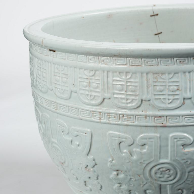 A massive blanc de chine basin, Qing dynasty, 18th Century. With a 滄亭清玩 'cang ting qing wan' mark.