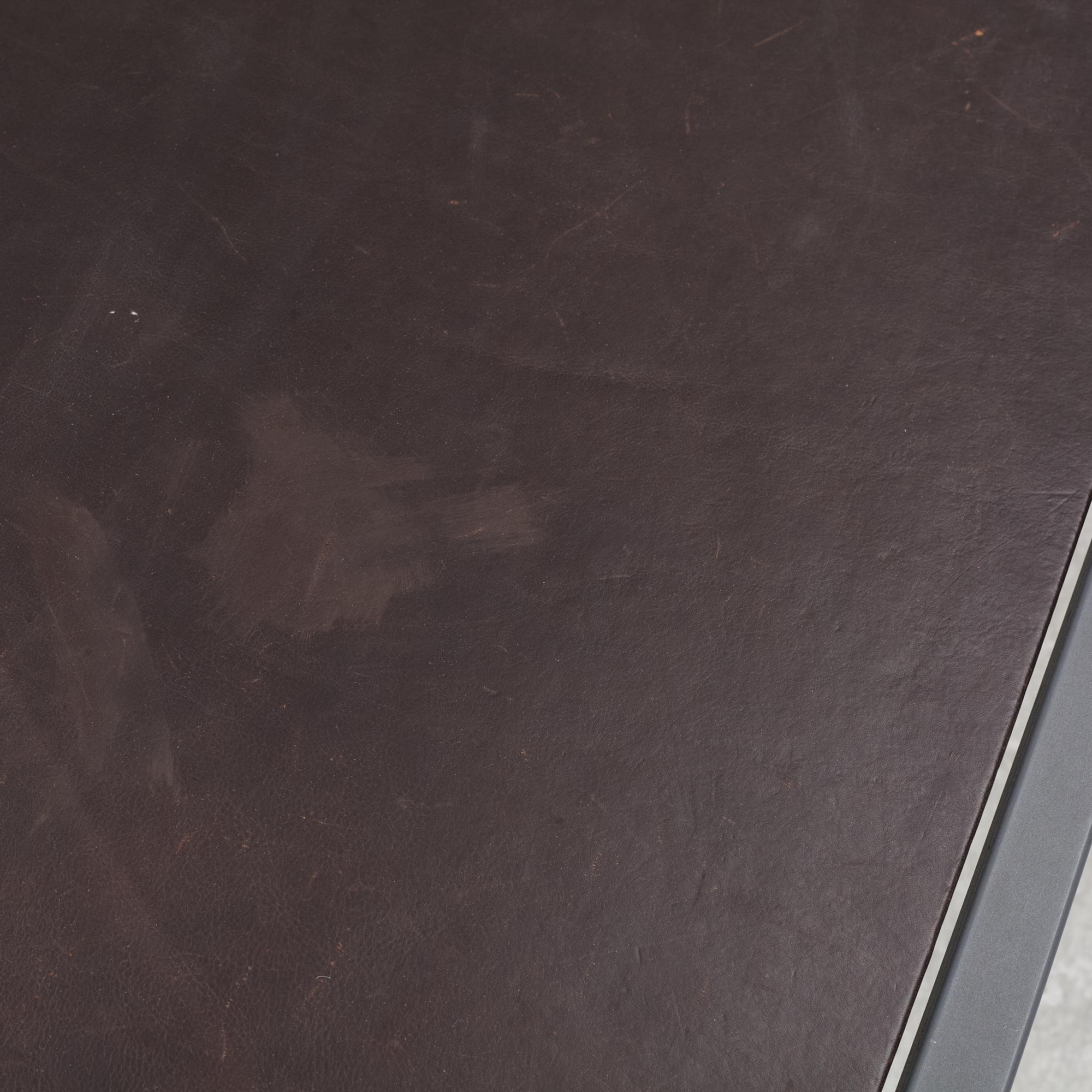 Jonas Bohlin, a dining table.